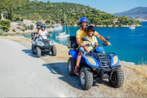 משפחה רוכבת על טרקטורונים ביוון